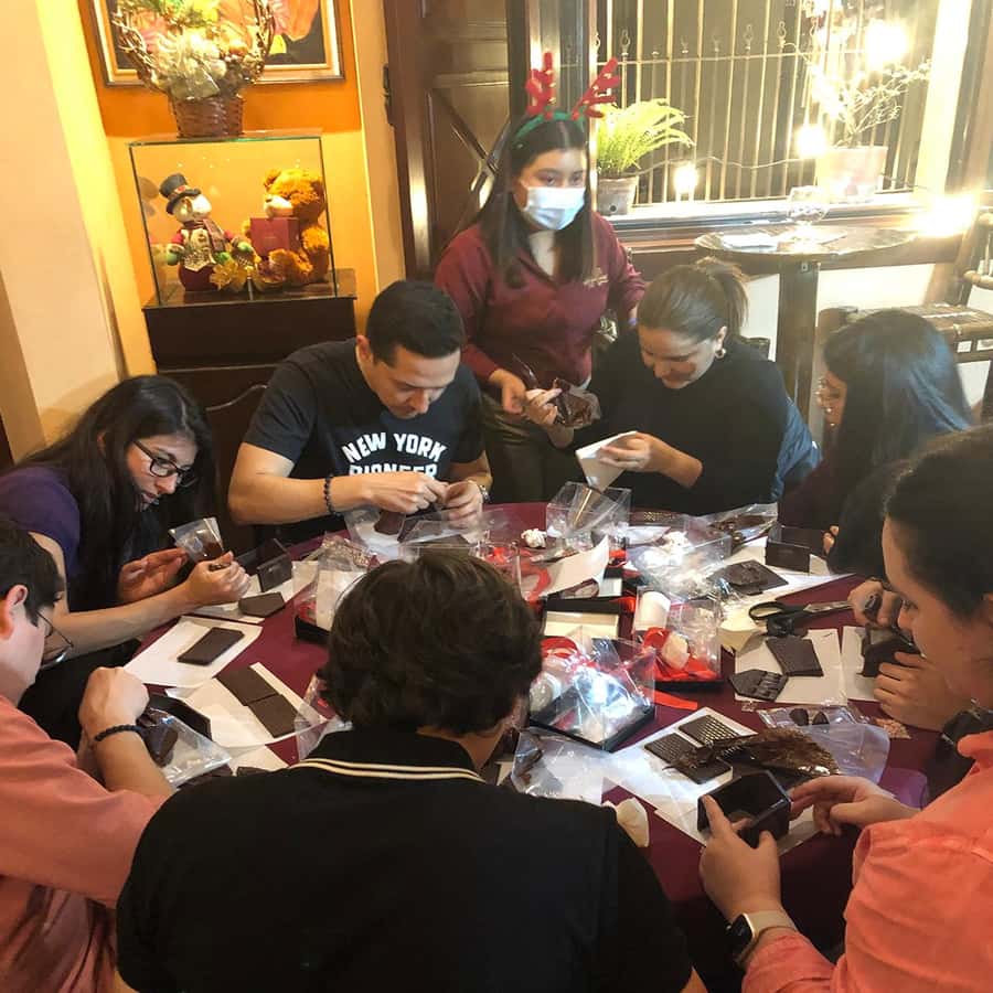 ANTIGUA GUATEMALA: CHRISTMAS SPECIAL CHOCOLATE HOUSE WORKSHOP - Finding La Chocolatería near Antigua’s Central Park