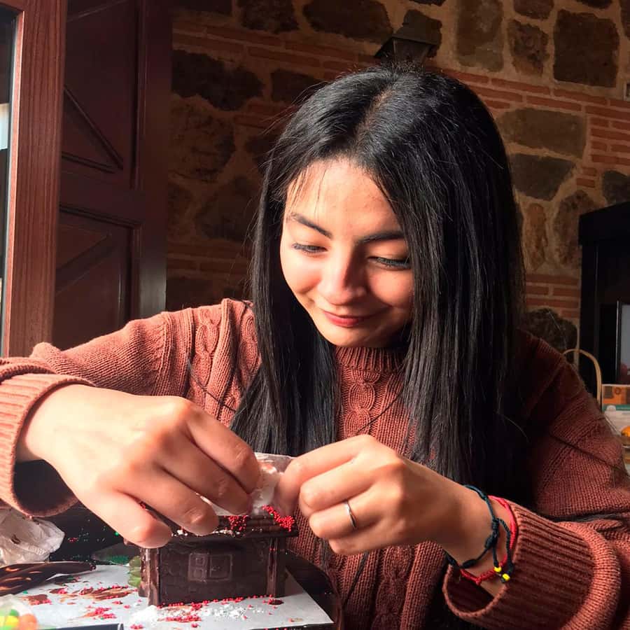 ANTIGUA GUATEMALA: CHRISTMAS SPECIAL CHOCOLATE HOUSE WORKSHOP - Tasting different chocolates before the creative work