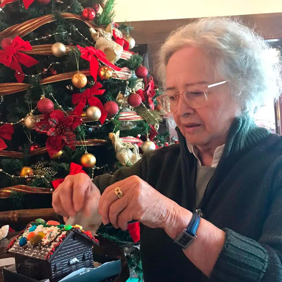 ANTIGUA GUATEMALA: CHRISTMAS SPECIAL CHOCOLATE HOUSE WORKSHOP - Decorating with a full workshop kit