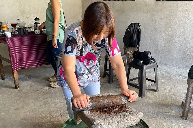 Coffee tour near the Agua Volcano with tasting - Learning why coffee farming takes real work