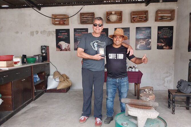 Coffee tour near the Agua Volcano with tasting - From coffee fruit to roasted beans at the family home