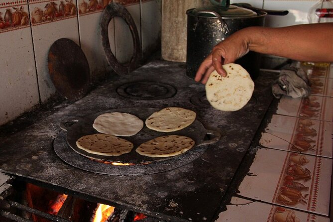 Cooking class and market tour/Pepian Workshop - Sharing the Meal With Your Hosts