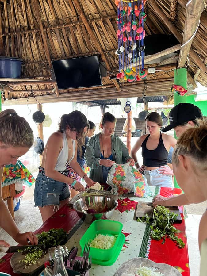 El Paredón: Traditional Cooking Class with a Local Family - Arriving at a family home in El Paredón