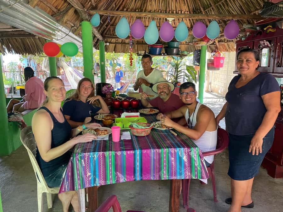 El Paredón: Traditional Cooking Class with a Local Family - Sharing the finished meal with Aura and Adelso