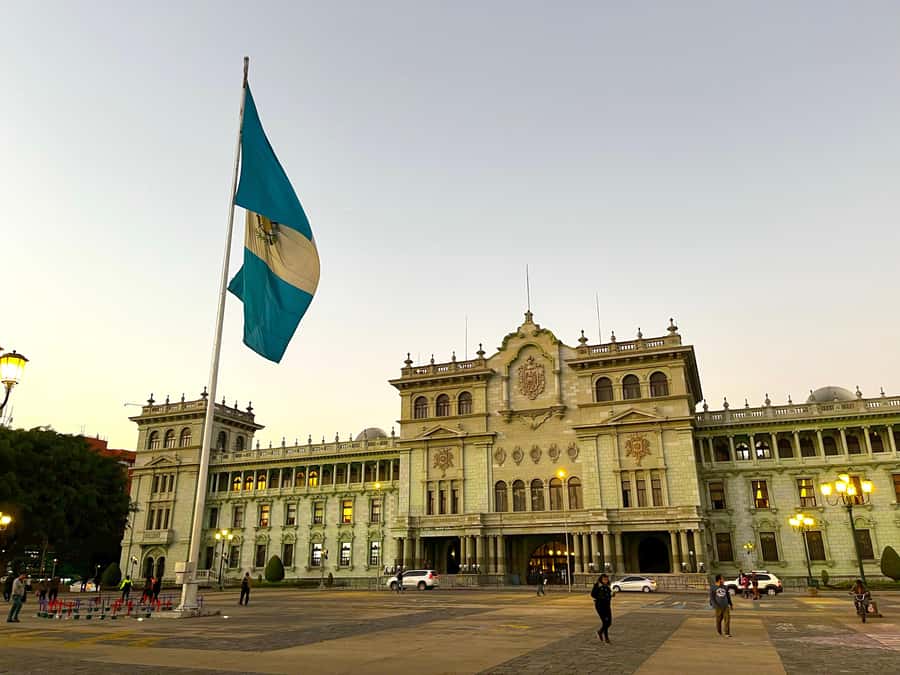 Guatemala City: Walking Tour - Walking along 6A Avenida