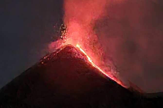 Hike Volcanoes Acatenango and Fire in 2 days - The optional Volcano of Fire hike for Q225