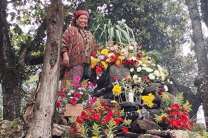 Iximché : Spiritual Ritual with a Mayan Priest - Taking part in a Mayan spiritual ceremony