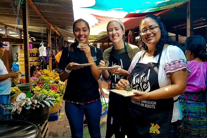 Market food tour and tortilla workshop - Starting at Parque Central and entering the market