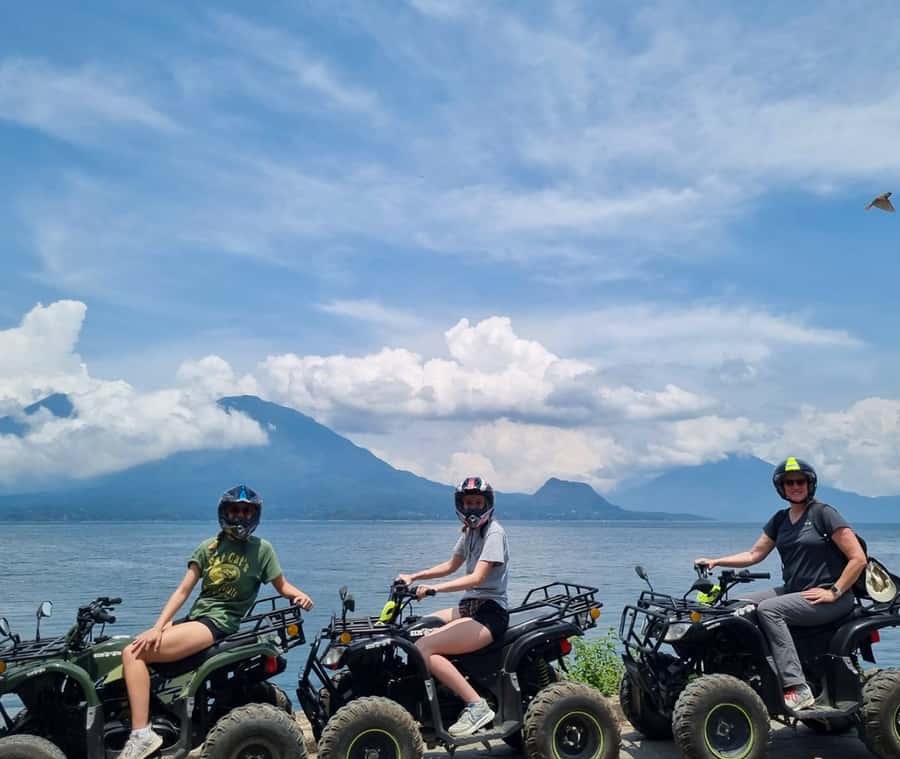 Panajachel: Lake Atitlán Sunset Tour - The rough climb from San Andrés Semetabaj