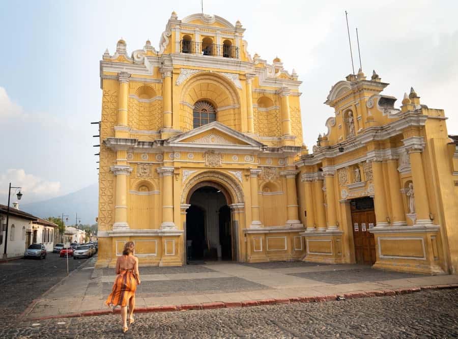 Photoshooting Antigua Guatemala - La Merced Church for a stronger colonial backdrop