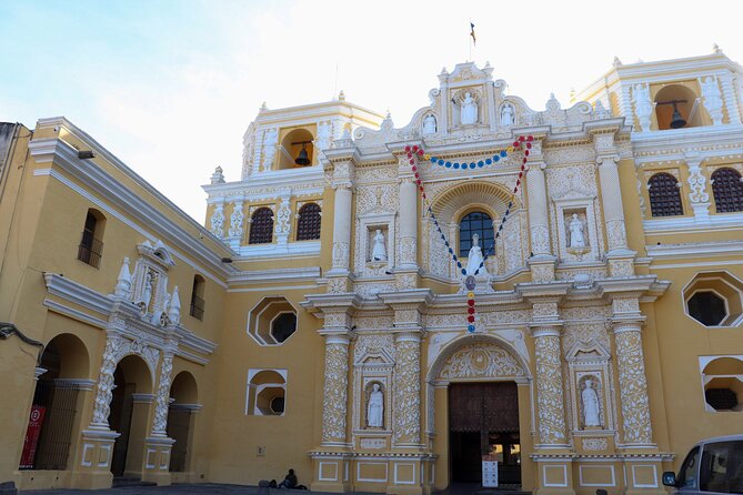 Private Tour of the Emblematic Streets of Antigua Guatemala - The central square and Antigua’s colonial core