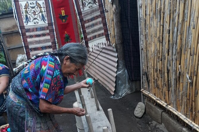 San Antonio Aguascalientes Weaving Tour from Antigua - Eating chicken pepián or a vegetarian meal