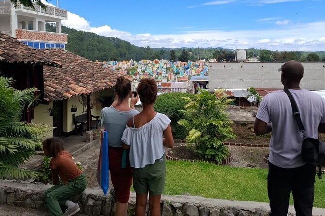 Tour in Chichicastenango market - 10:30 AM: entering the market
