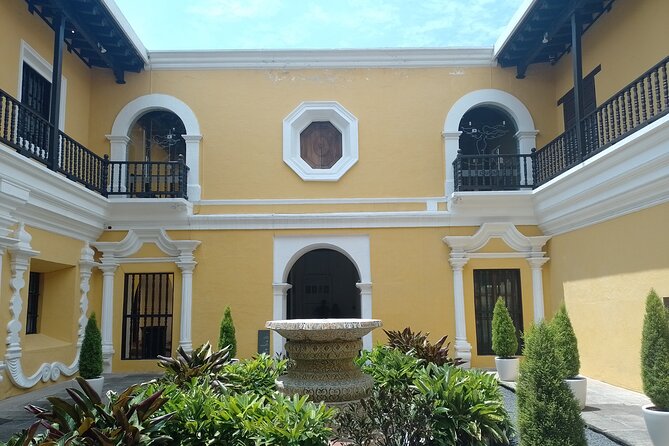 Walking tour Jewels of Antigua : A Tour of the Unmissable - The yellow Arch of Santa Catalina